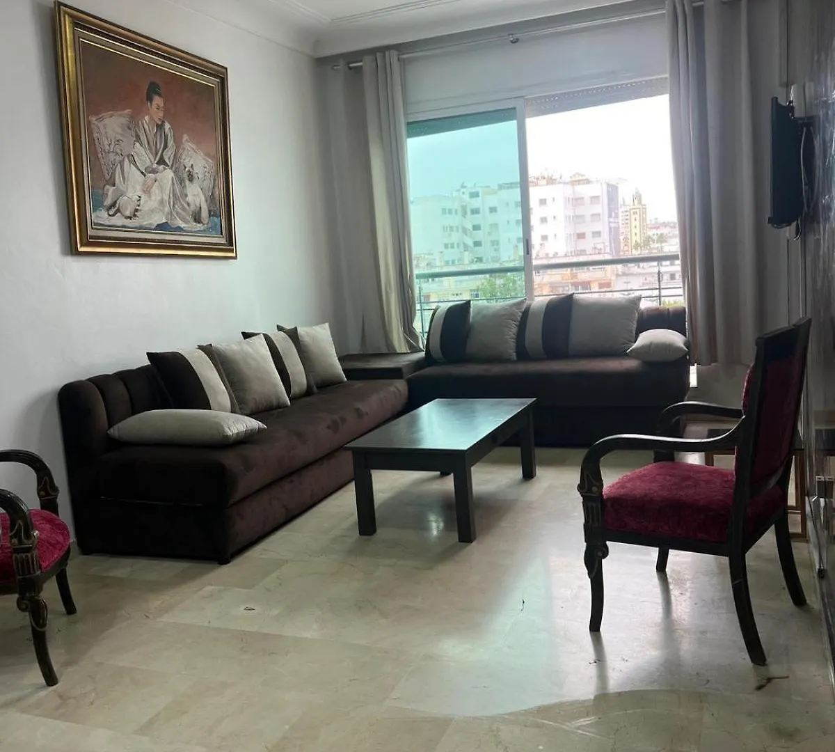 Cozy Downtown Studio With Skyline Views And 9 Minutes Away To Beach contacts